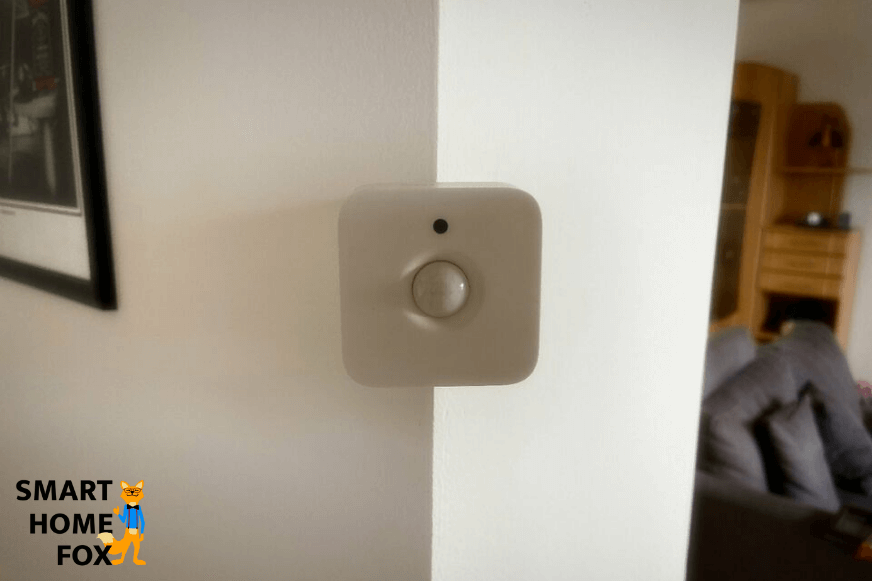 Man sieht den Philips Hue Bewegungssensor an der Wand hängen